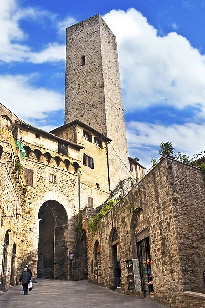 Stone Arch de Becci de Cuganesi Tower Narrow Street Via San Giovani San Gimignano