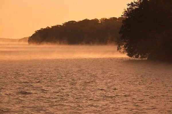 USA, Alabama, Florence. Lake Wilson, morning mist