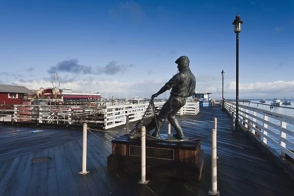 USA, California, Central Coast, Monterey, Fishermans Wharf, fisherman statue