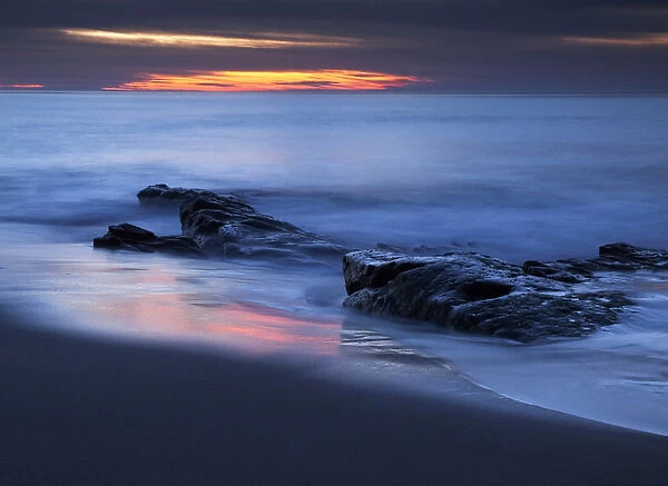 USA, California, La Jolla, Last light of day on beach at Sea Lane