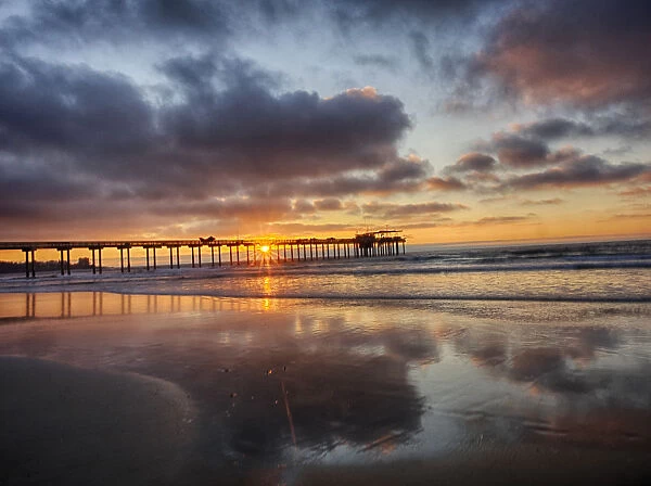 USA, California, San Diego, La Jolla. Scripps Institution of Oceanography Pier with