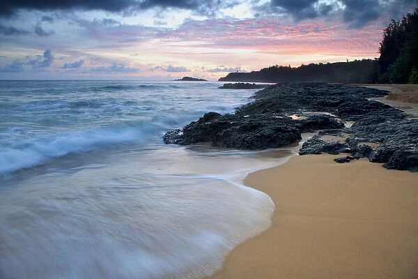 USA, Hawaii, Kauai. Secret Beach at dawn