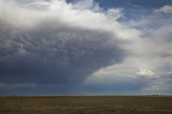 USA, Kansas. Storm cell forms over prairie. Credit as: Don Grall  /  Jaynes Gallery  /  DanitaDelimont