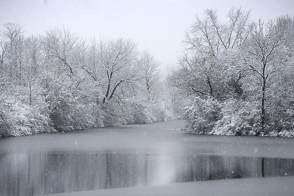 USA, New York State. Winter snowfall on the Erie Canal, Cedar Bay Park