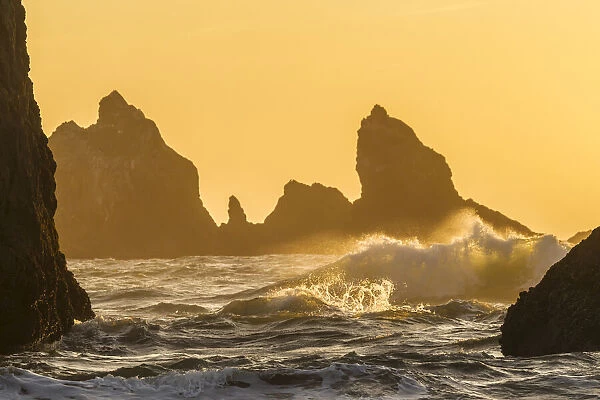 USA, Oregon, Bandon Beach, sunset, crashing waves