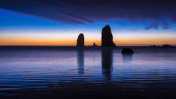 USA, Oregon, Cannon Beach, Seastack reflection at sunset