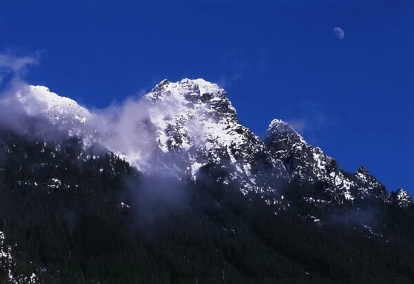 USA, Washington State, Mount Baker-Snoqualmie National Forest, Moon over Cascade