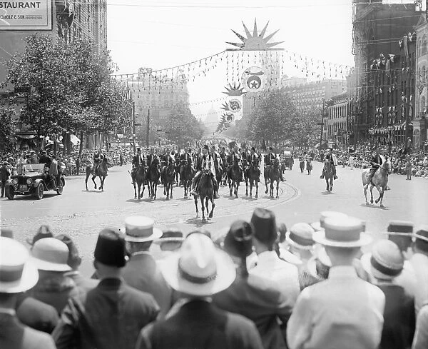 NEW ORLEANS: SHRINERS. Crowds in New Orleans, Louisiana, watching a procession