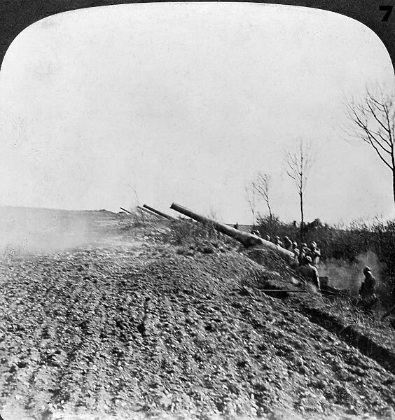 WORLD WAR I: CANNONS. French troops firing cannons during a battle at Oise, France