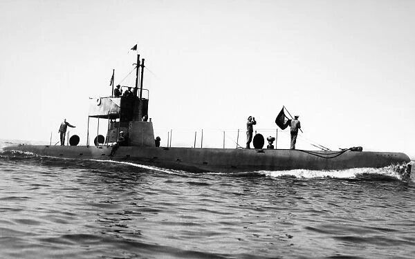 WORLD WAR I: USS GRAYLING. The USS Grayling submarine off the coast of Ireland during World War I