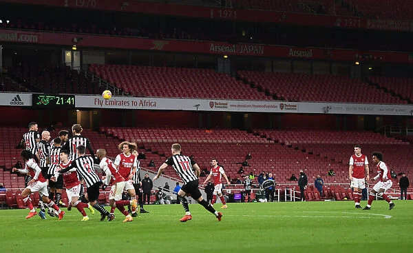 Arsenal vs Newcastle United: Willian's Free Kick Hits the Wall in Empty Emirates Stadium, Premier League 2020-21