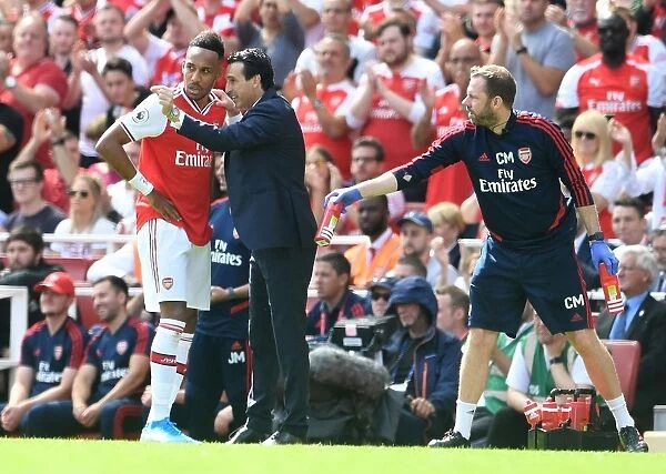 Arsenal's Unai Emery Coaches Aubameyang Amidst Premier League Action vs Burnley (2019-20)