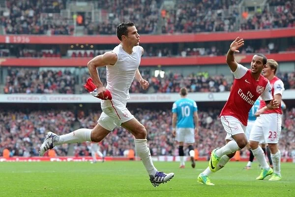 Arsenal's Unstoppable Duo: Robin van Persie and Theo Walcott's Winning Goals (2:1) vs. Sunderland