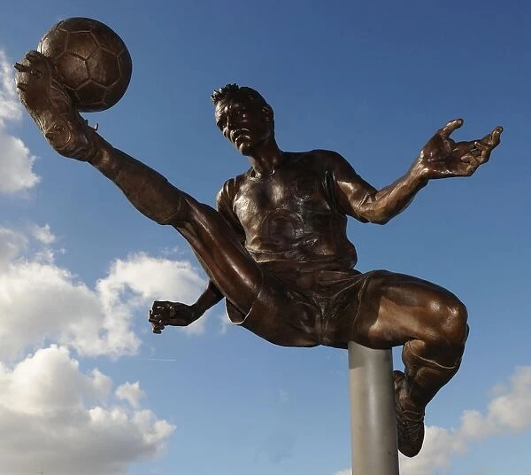 Dennis Bergkamp Statue Unveiled at Arsenal Stadium: Arsenal vs Sunderland, Premier League 2013-14