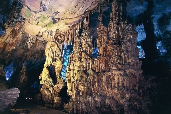 China, Guangxi Zhuang, Guilin, Guangming Mountain, Reed Flute Cave (Ludi Yan), cavern, stalactites and stalagmites