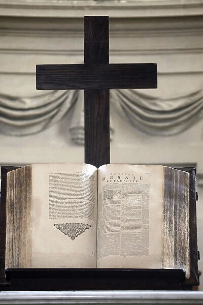 Cross & Bible in Le Marais reformed temple