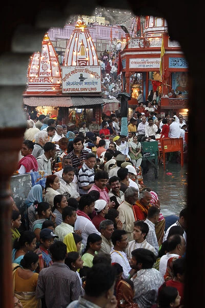 Crowd waiting for the aarthy ceremony on Har-ki-Pauri ghat in Haridwar