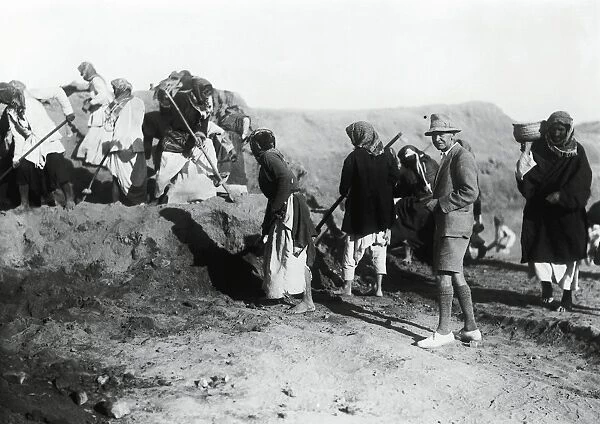 Iraq, Mesopotamia, The British archaeologist Charles Leonard Woolley (1880-1960) during his excavations at Ur in 1922-34, vintage photograph