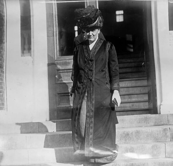 Jane Addams leaving Mercy Hospital in Chicago