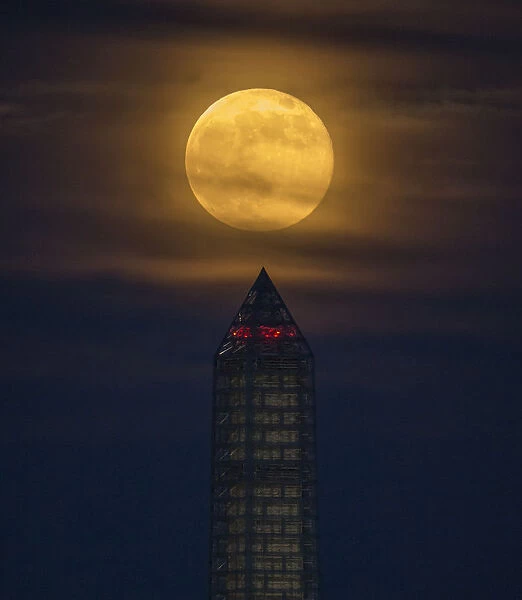 2013 Supermoon rises behind the Washington Monument