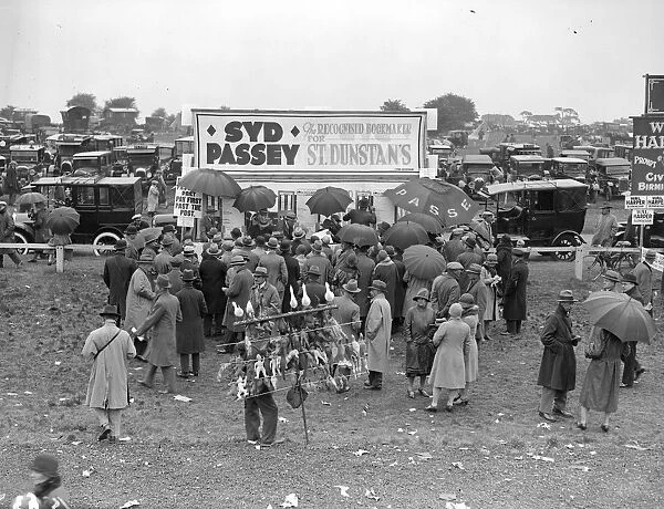Derby Day. 5th June 1929: Balloon vendors trading at Epsom Downs during