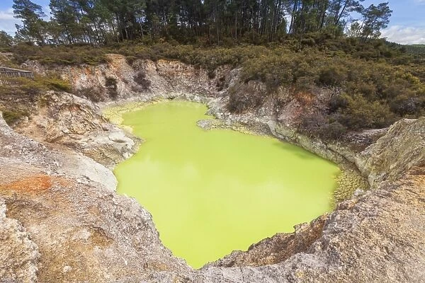 The Devils Bath, a pool of sulphurous water in the Waiotapu thermal area in the Taupo Volcanic Zone. Waiotopu, Waikato, North Island, New Zealand