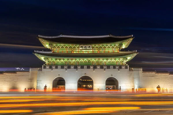 Gwanghwamun gate at Geyongbokgung Palace in Seoul at night, South Korea