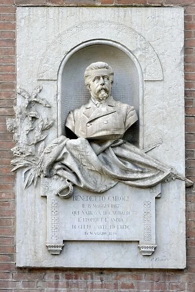Monument to Benedetto Cairoli, freedom fighter Prime Minister, Piazza Indepenzia, Verona, Veneto, Italy