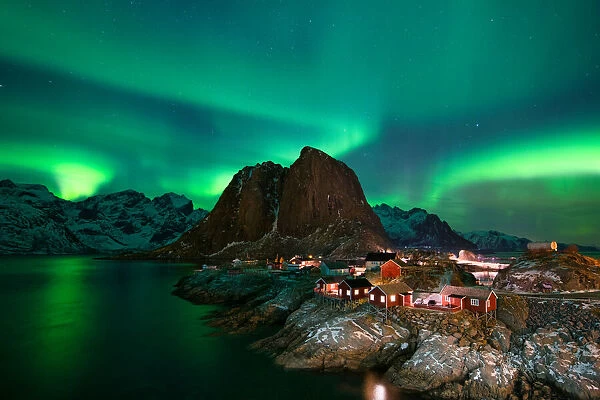 Northern Lights display over Hamnoy village in Lofoten (HamnA┼¥ya)