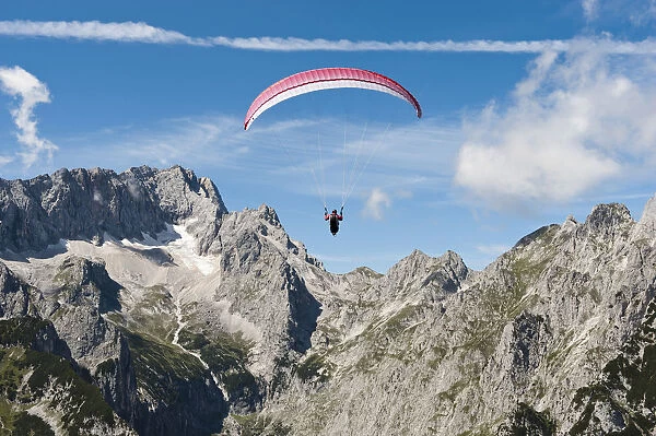 Paraglider, Hollental or Hell Valley, Hollentalferner glacier, Waxensteinkamm crest, Zugspitze mountain, Wetterstein mountains, Grainau, Werdenfelser Land, Bavaria, Germany