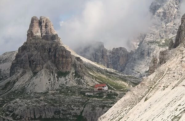 Rifugio Locatelli visto dalle Tre cime di Lavaredo - Dolomites Italy - Unesco