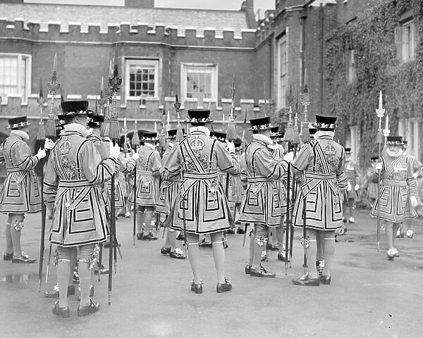 London Yeoman man of the guard at Saint James?s palace. The royal Cypher G. R