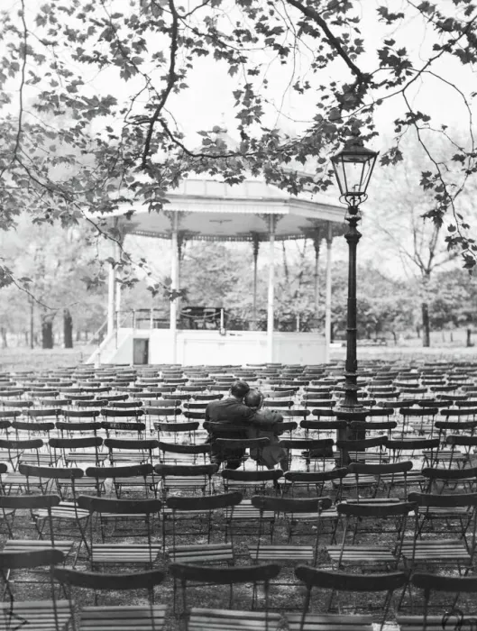Framed Print : Lovers in Hyde Park May 1947 Print Framed Print : Lovers in Hyde Park May 1947 Print