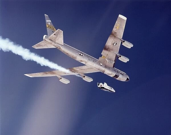 Us-X-38 Flight. This 10 July NASA image shows the X-38 prototype being released