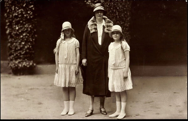 Ak Crown Princess Cecilie with her daughters Cecilie and Alexandrine (b  /  w photo)
