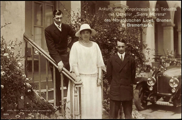 Ak Crown Princess Cecilie with the sons Prince Wilhelm and Louis Ferdinand (b  /  w photo)