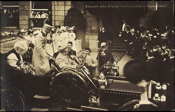 Ak Dusseldorf, Visiting the Crown Prince Couple, Auto, Cecilie, Wilhelm (b  /  w photo)
