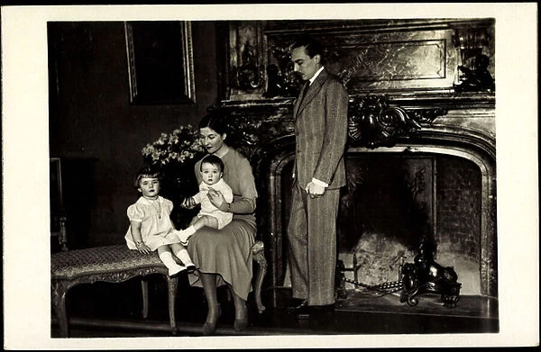 Ak Henri Robert Ferdinand von Orleans with family, fireplace (b  /  w photo)