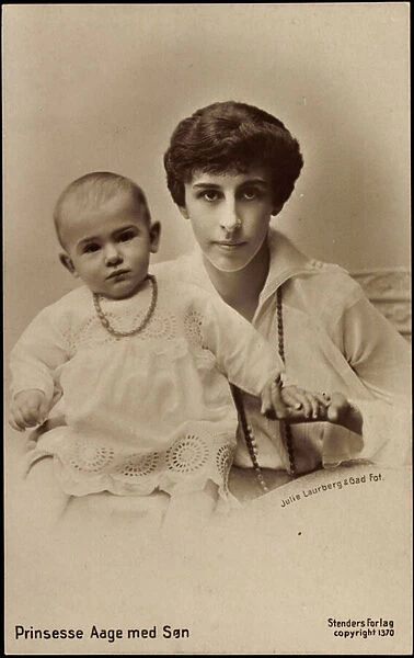Ak Princess Aage Mathilde Calvi of Denmark with her son (b  /  w photo)