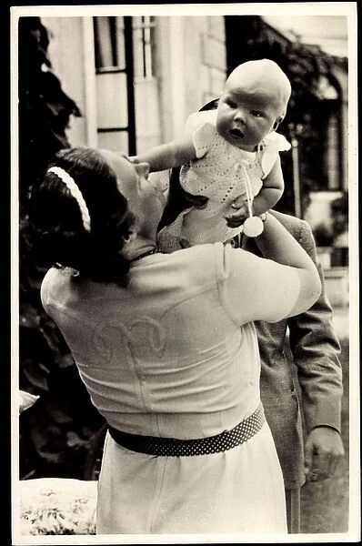 Ak Queen Juliana of the Netherlands with her daughter (b  /  w photo)