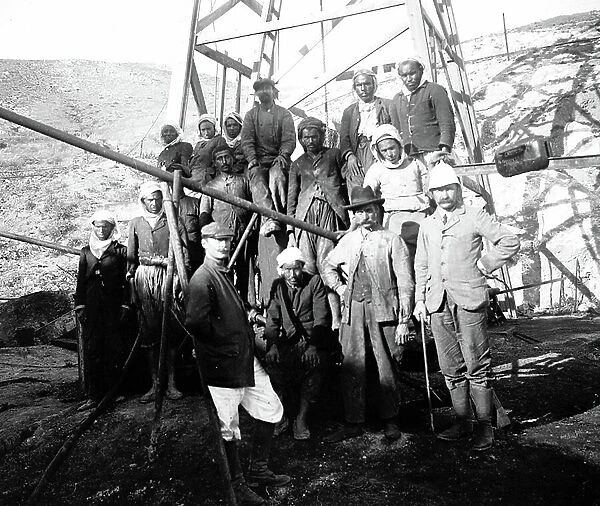 Algeria, Ain zeft: French and Algerian technicians and workers pose under a derrick, 1905