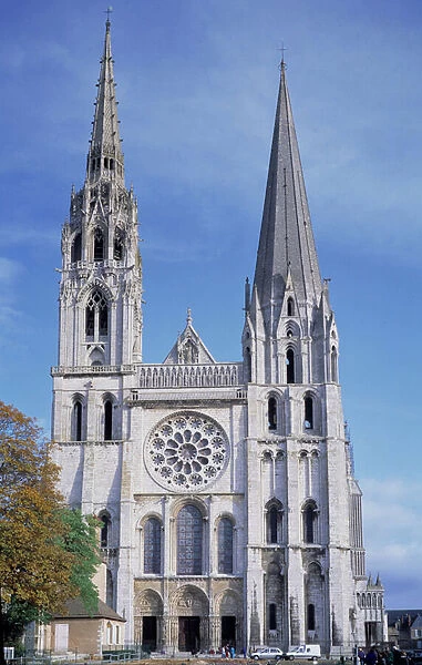 Art France: Exterior view of the facade of the Cathedrale de Chartres