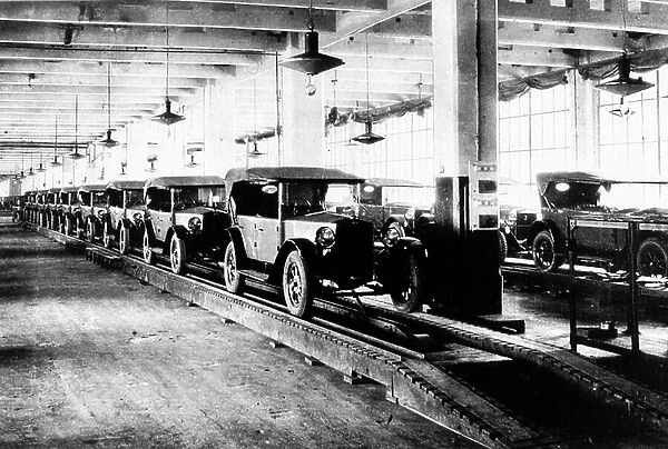 Assembly line in a car factory : Fiat 509 Tourer cars, 1924