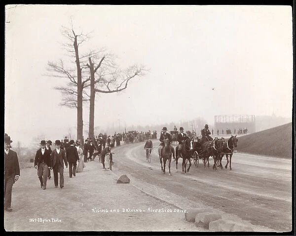 Bicyclists and horsedrawn carriages at the bend on Riverside Drive, New York