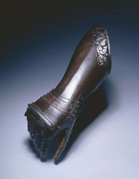 Black and white elbow gauntlet for the right hand, c. 1570 (steel & leather)