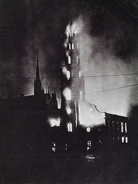 Blitz, 1940-41: The Tower of St Clement Danes, hit 10 May 1941 (b / w photo)