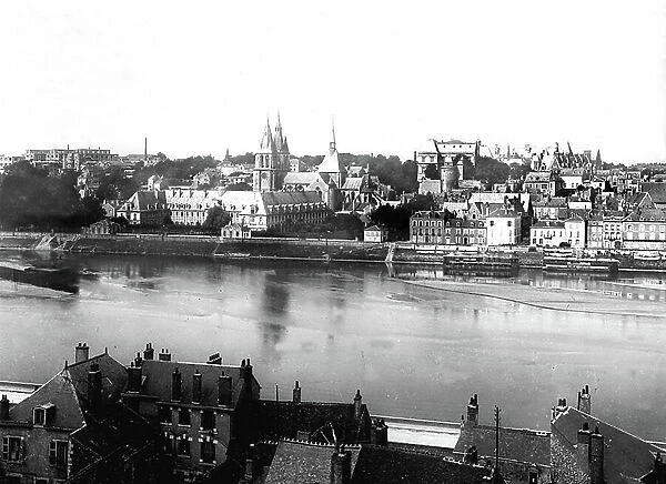 Blois: general view with the Chateau, the church of Saint Nicolas, hospital, the chocolaterie Poulain, the awards and boat wash house, 1900 (b / w photo)