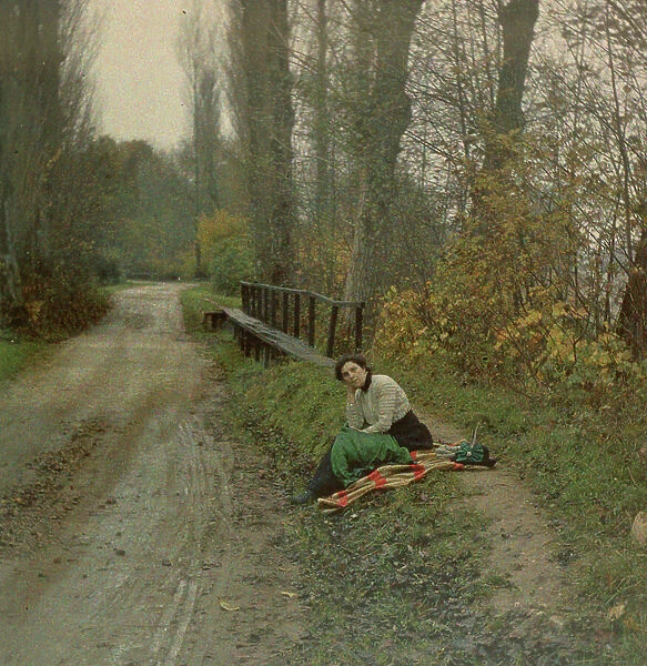 bourgeoisie: A woman poses at the edge of the Loiret in autumn, 1910, Olivet, France - Autochrome anonymous