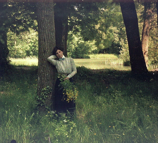 bourgeoisie: A woman poses against a tree on the banks of the Loiret, 1910, Olivet, France - Autochrome anonymous