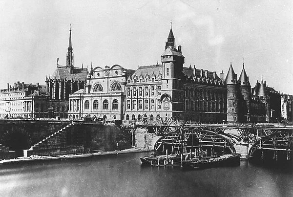 The Bridge au Change, the Concierge, the Palace of Justice and the Holy Chapel under construction. Photograph of P. Emonts around 1865. B. H. V. P